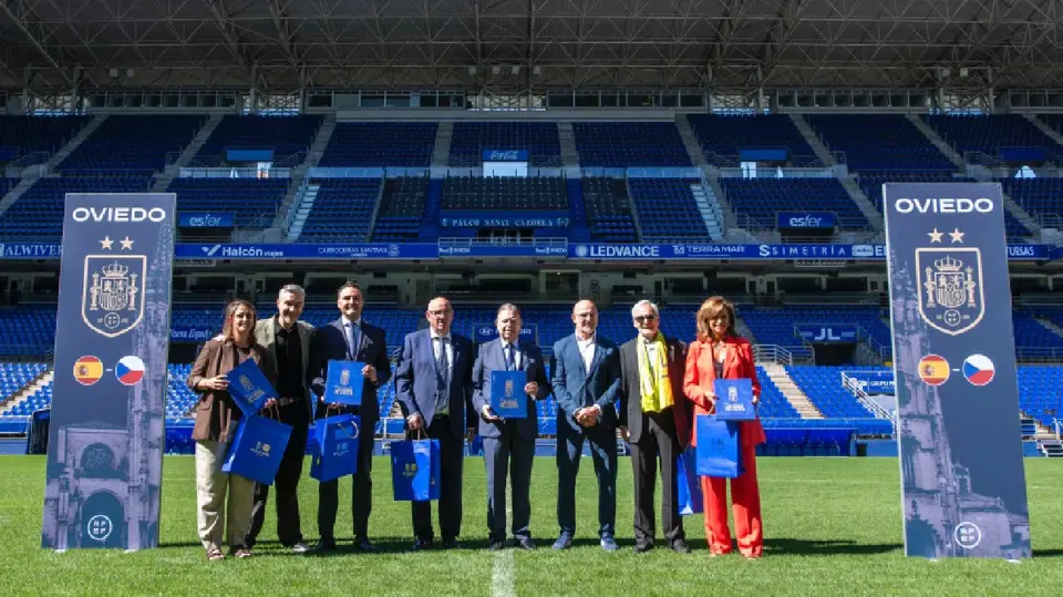 Luis de la Fuente en el Carlos Tartiere | x:@RealOviedo