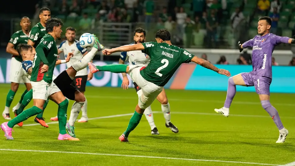 Alexander Barboza rematando contra LDU Quito en Libertadores | AP