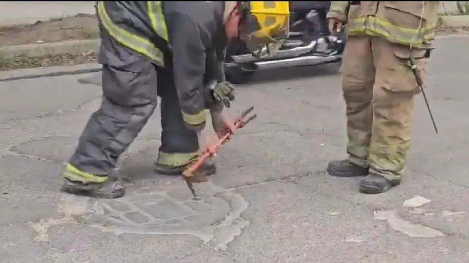 Bomberos de Tlajomulco acudieron hasta Colinas del Roble para inspeccionar las alcantarillas / Especial