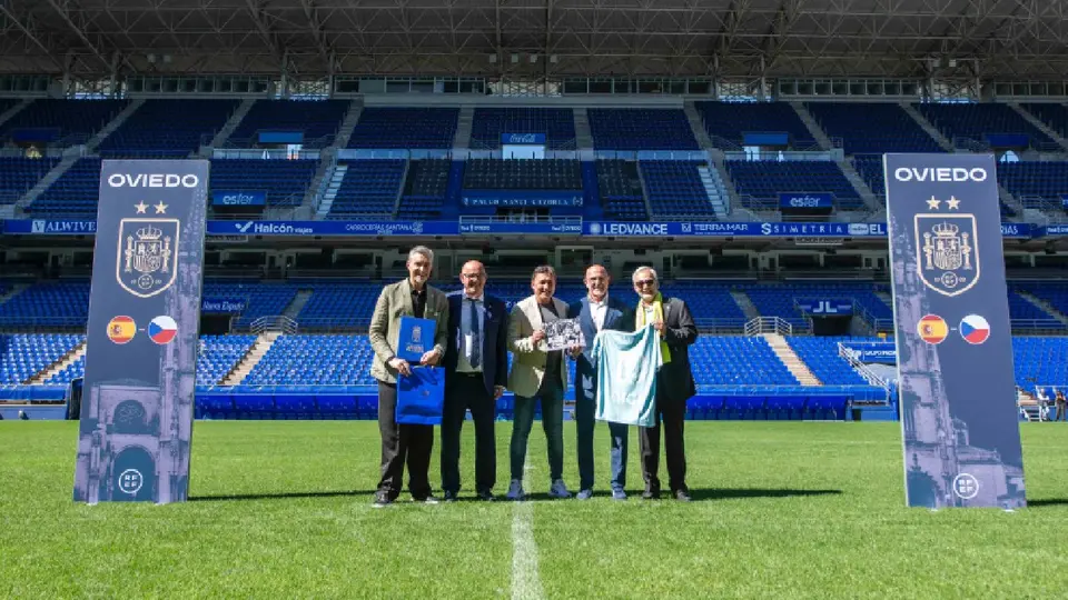 Directiva del Real Oviedo con Luis de la Fuente | x:@RealOviedo