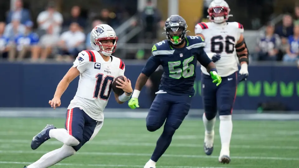 Drake Maye llevando el balón por tierra ante los Seahawks | AP