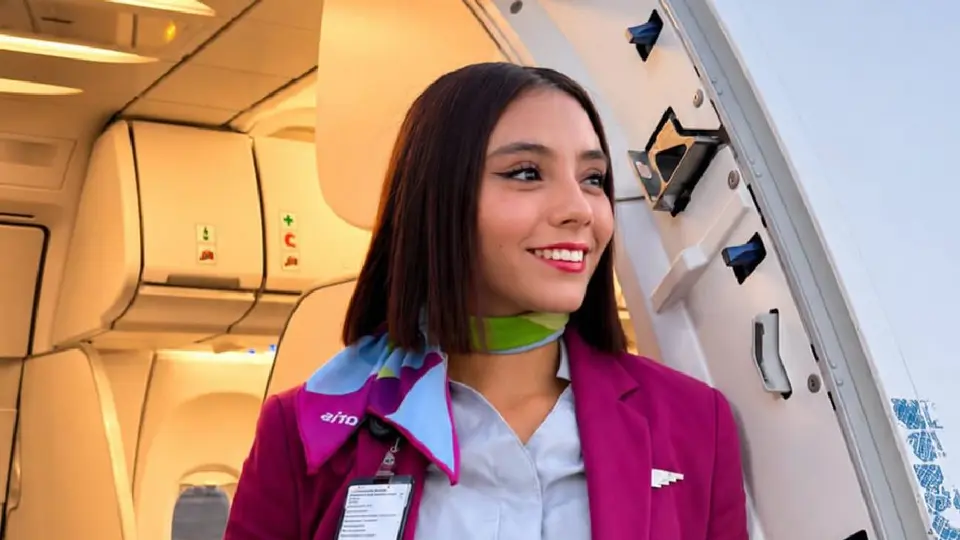 Sobrecargos de Volaris atendieron al pasajero durante la emergencia médica / @Volaris