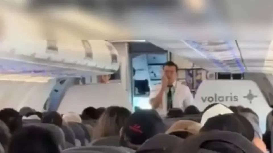 Pasajero sufre emergencia en vuelo de Volaris; sobrecargos logran estabilizarlo