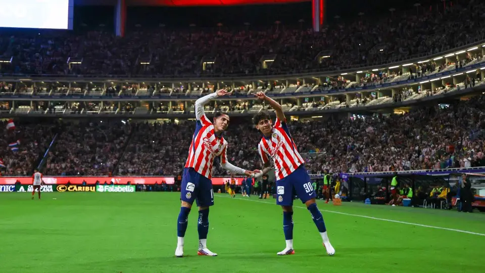 Santiago Sandoval y Hugo Camberos, en festejo de gol con Chivas | MEXSPORT