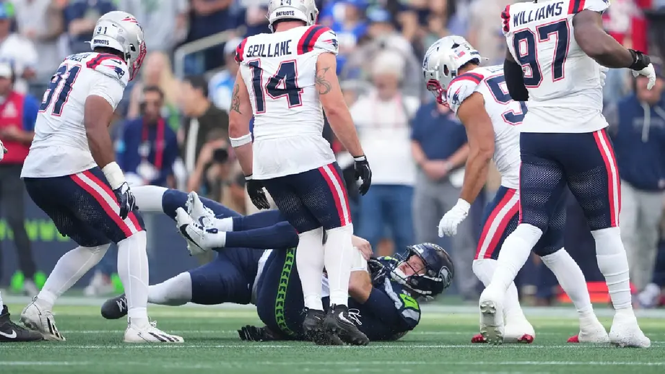 Sam Darnold siendo derribado por la defensa de los Patriotas | AP