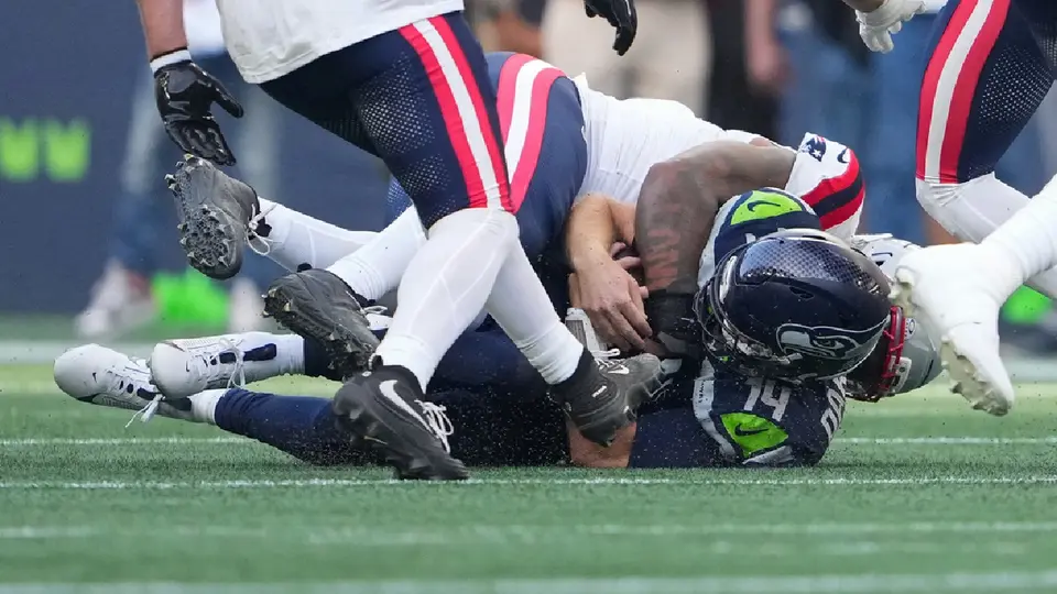 Sam Darnold enciende las alarmas tras lesionarse en el primer drive de la temporada
