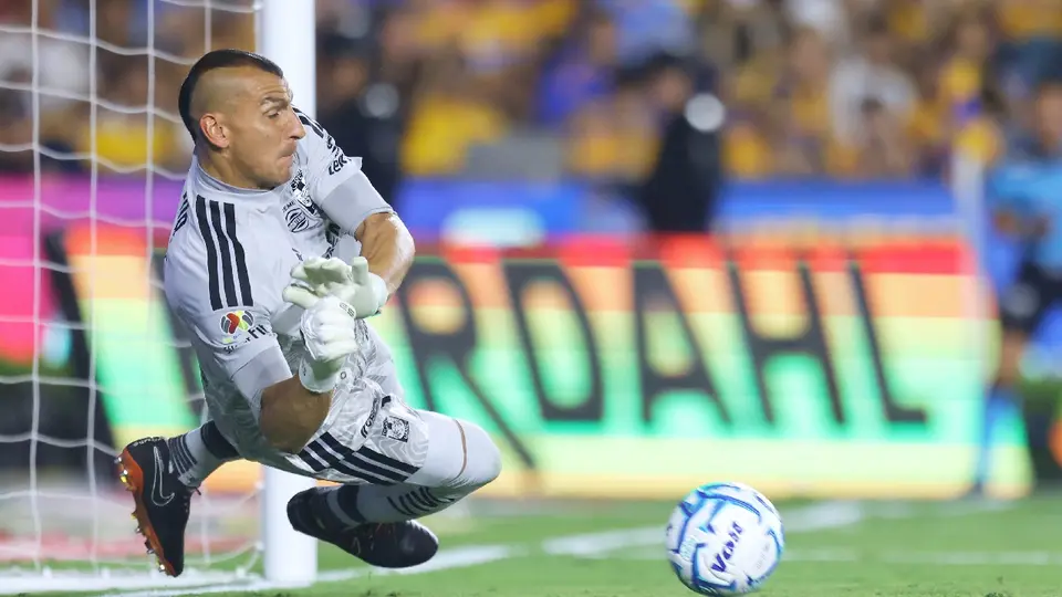 Nahuel Guzmán atajando un penal ante Necaxa en la Liga MX | MEXSPORT
