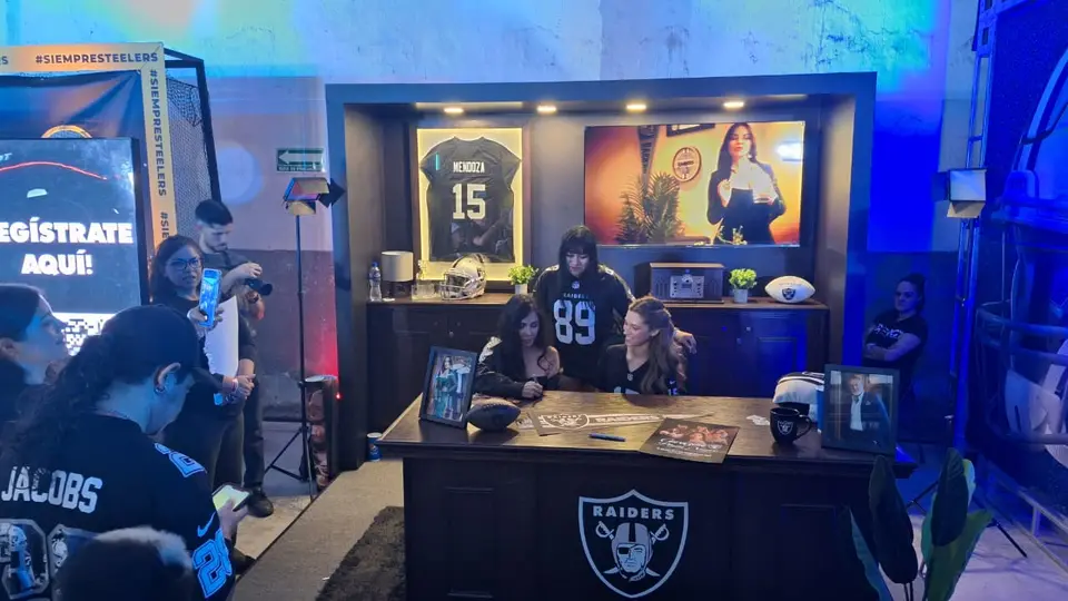 Fanáticos de los Raiders en el NFL Experience México  | JOSÉ MORENO