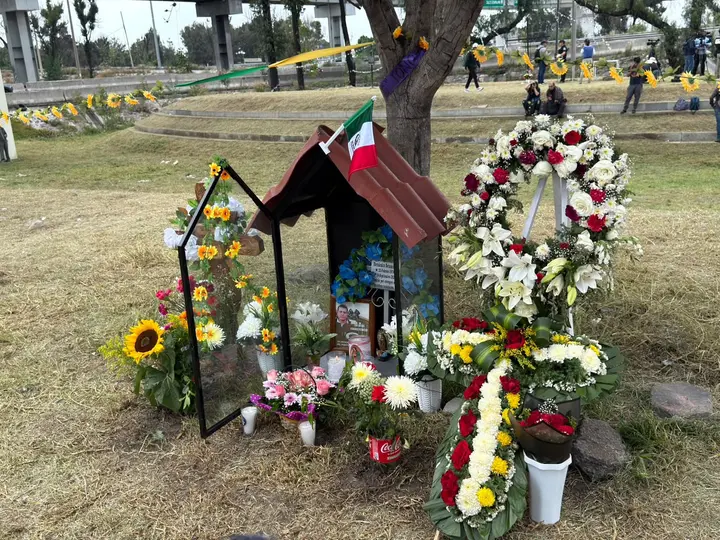 Familiares y amigos colocaron flores, veladoras y fotografías en memoria de las personas que perdieron la vida./ Georgina Sánchez