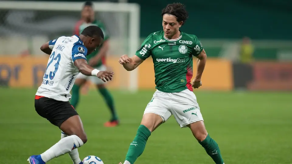 Agustin Giay de Palmeiras disputando el balón ante Yerlin Quinonez de LDU Quito | AP