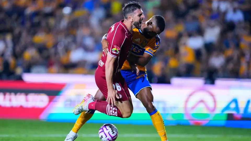 ¡Polémica en Nuevo León! Toluca reclama penal sobre Paulinho y el árbitro ni revisó el VAR
