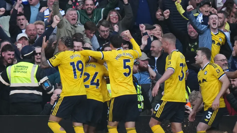 Leeds celebra el gol que los adelantó en el marcador ante el Leeds | AP