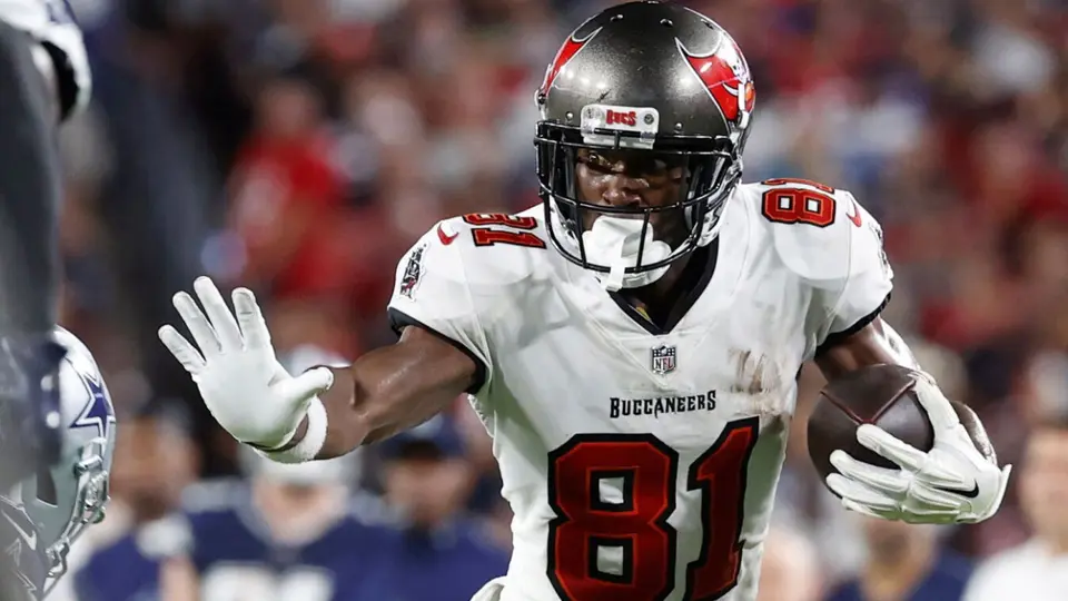 Antonio Brown orina sobre su anillo de campeón y reaviva guerra contra Bruce Arians
