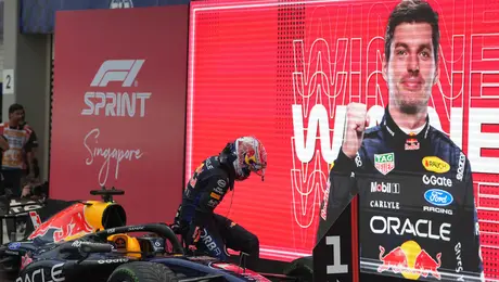 Max Verstappen conquista la carrera sprint en Singapur en una sesión pasada por lluvia