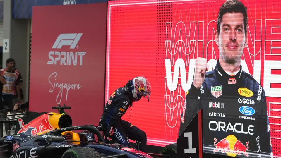 Max Verstappen conquista la carrera sprint en Singapur en una sesión pasada por lluvia