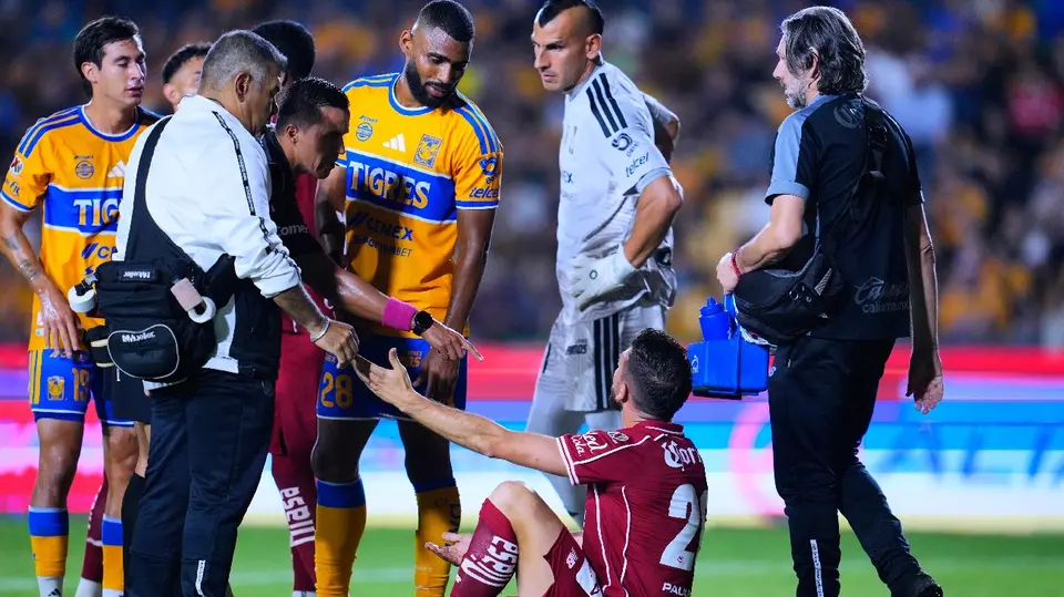 Paulinho siendo atendido en el Tigres vs Toluca | MEXSPORT
