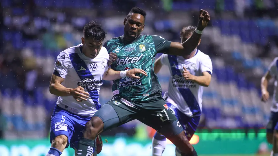 Cambindo en la disputa de un balón con un rival | IMAGO7