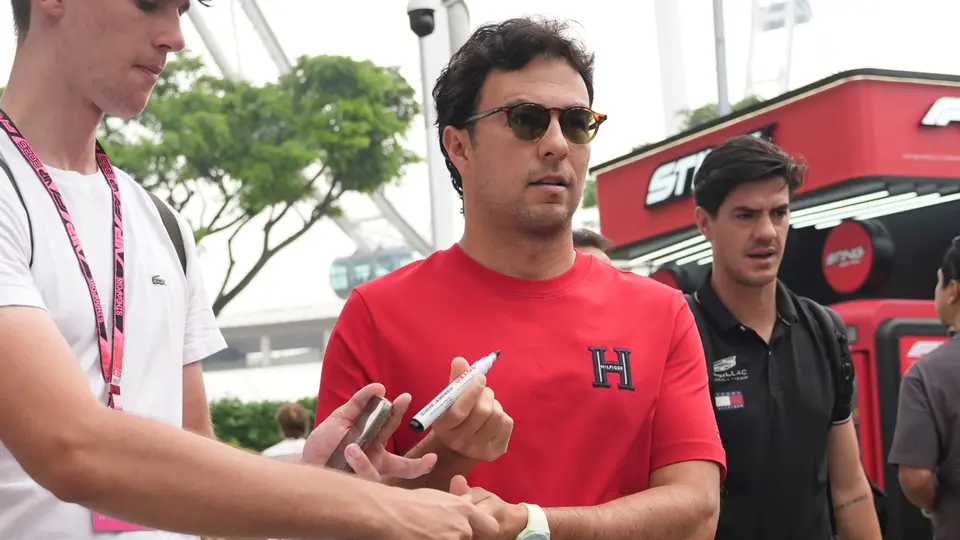 Checo Pérez pierde la esperanza en Singapur al largar desde el fondo de la parrilla
