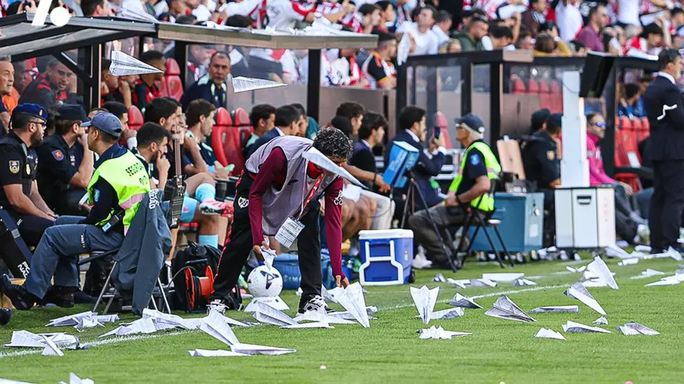 Afición lanzó aviones de papel en forma de protesta en España | @OneFootball