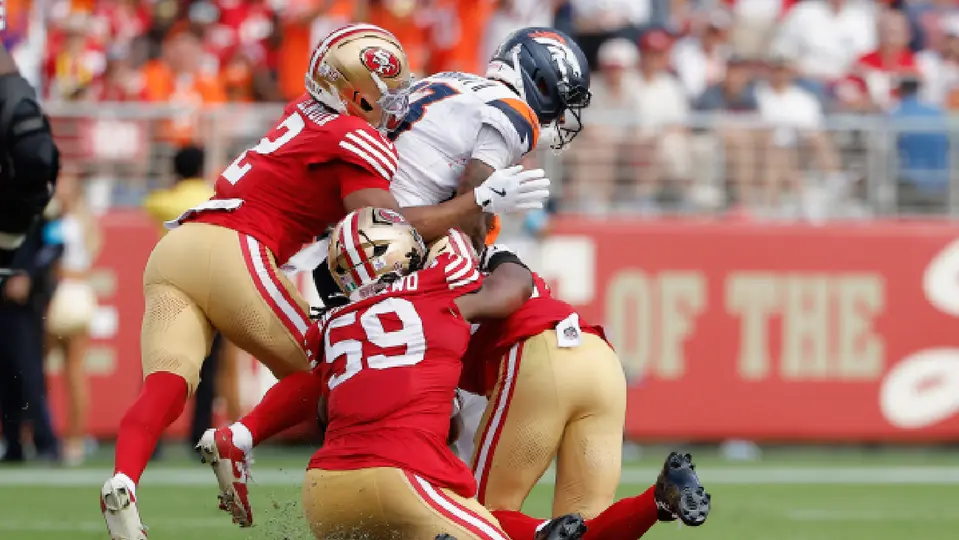 Ogbo Okoronkwo, en partido de temporada regular con los San Francisco 49ers | AP