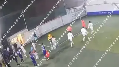 Iztapalapa: hombre dispara al aire durante pelea campal en partido de futbol / VIDEO