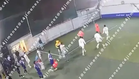 Iztapalapa: hombre dispara al aire durante pelea campal en partido de futbol / VIDEO