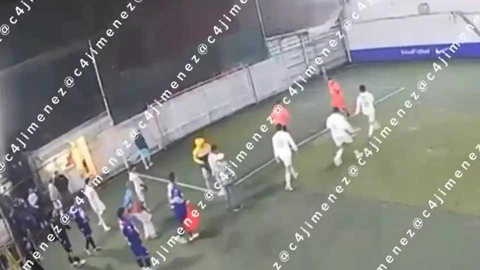 Iztapalapa: hombre dispara al aire durante pelea campal en partido de futbol / VIDEO