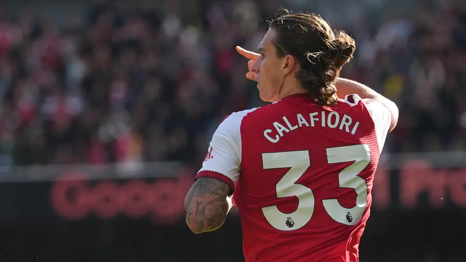Calafiori tras anotar su gol ante Leeds en el Emirates Stadium | AP