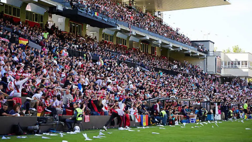 Aviones de papel provocan la suspensión del Rayo Vallecano vs. Athletic Club en España