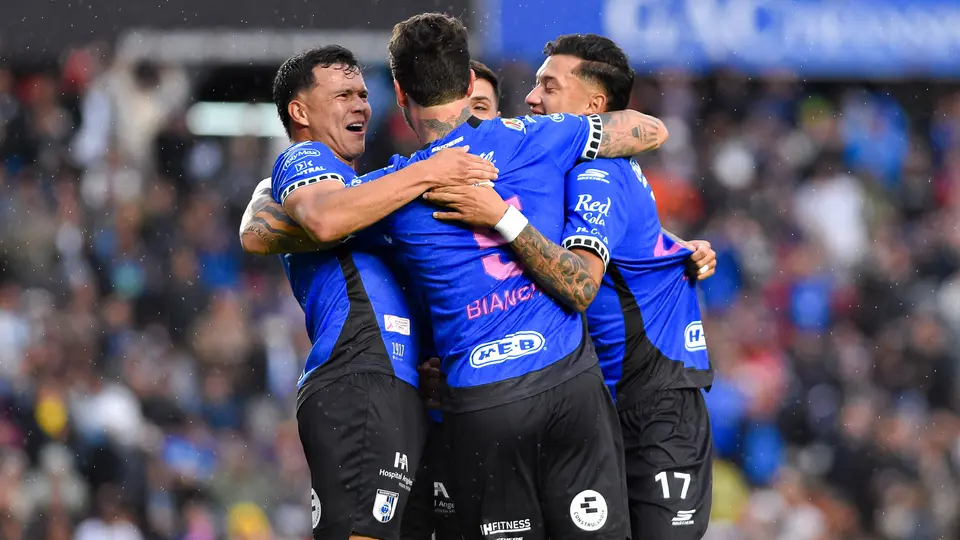 Los Gallos festejan el gol de penal de Santiago Homenchenko | Imago7