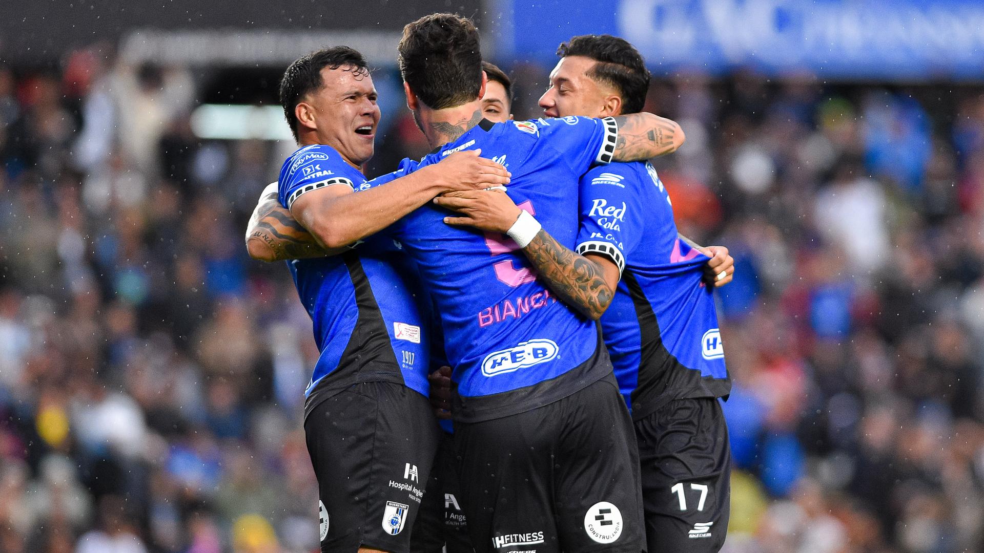 Los Gallos festejan el gol de penal de Santiago Homenchenko | Imago7