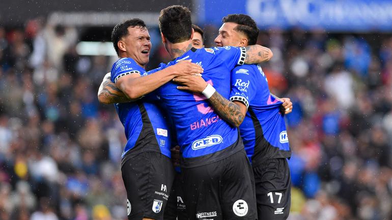 Los Gallos festejan el gol de penal de Santiago Homenchenko | Imago7
