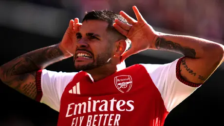Arsenal remonta al Leeds y acecha el liderato del Manchester City