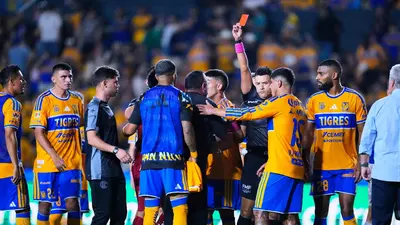 Antonio Mohamed se va expulsado y le recuerda a la afición de Tigres sus títulos
