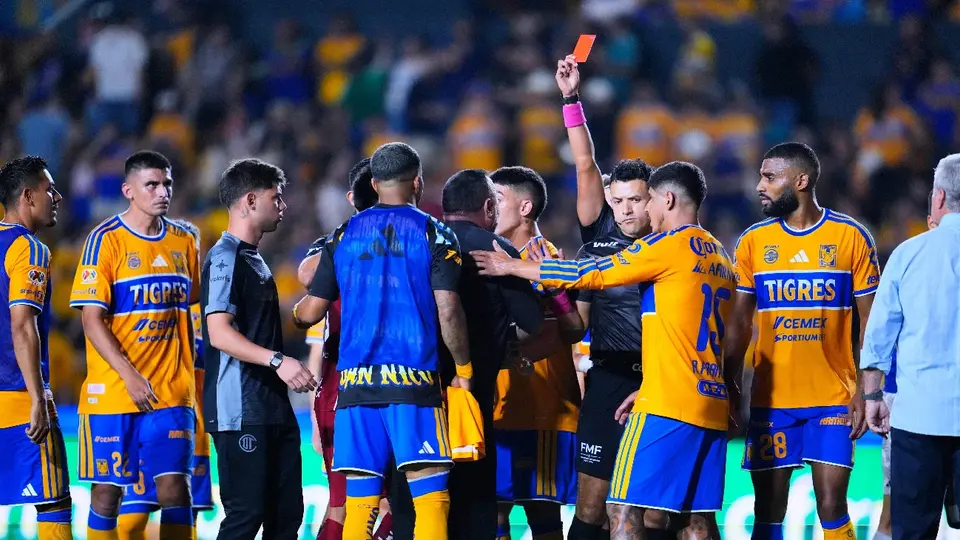 Antonio Mohamed se va expulsado y le recuerda a la afición de Tigres sus títulos