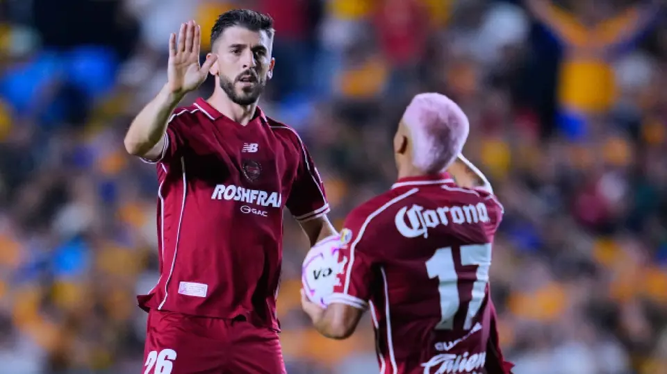 Paulinho y Erick Gutiérrez tras el gol de Toluca ante Tigres | MEXSPORT