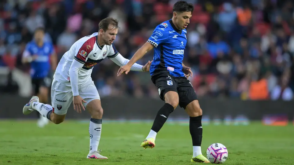 Eugenio Pizzuto de Atlante frente a Mateo Coronel de Querétaro | MexSport