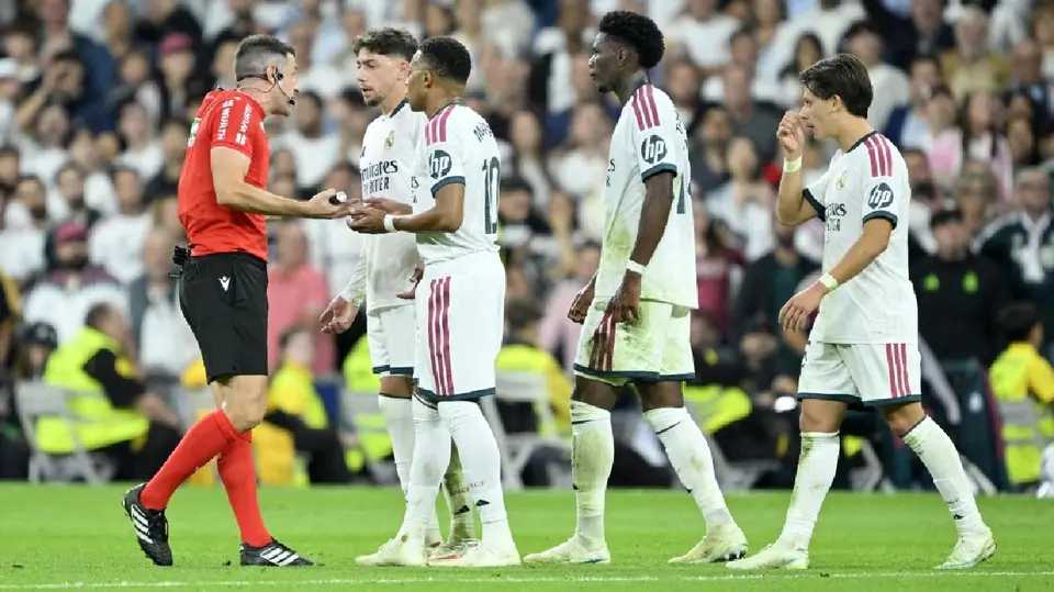 Jugadores del Real Madrid en protesta tras expulsión de Vinícius Jr vs Villarreal | AFP