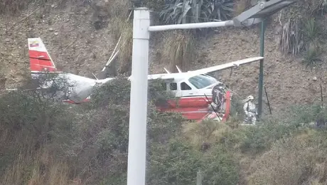 Avioneta se sale de pista y cae a barranco en aeropuerto de Ecuador; hay dos sobrevivientes