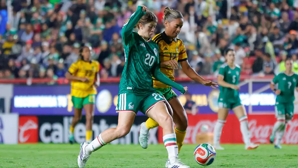 Disputa del balón en  el duelo entre la Selección Mexicana Femenil y Jamaica en el Estadio Victoria | IMAGO7