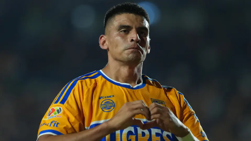 Guillermo Martínez con los Tigres en partido ante Toluca | IMAGO7
