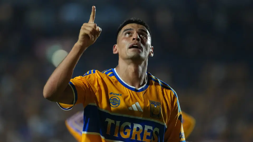 Memo Martínez celebrando su primer gol con Tigres | IMAGO7