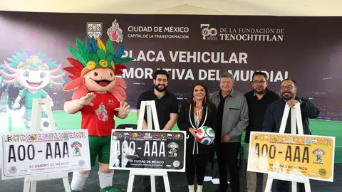 La Semovi habilitó distintos módulos en la capital para la entrega de las placas conmemorativas./ Gobierno de México