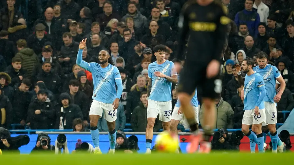 Jugadores de los Citizens celebran con Antoine Semenyo por su gol en Fulham | AP