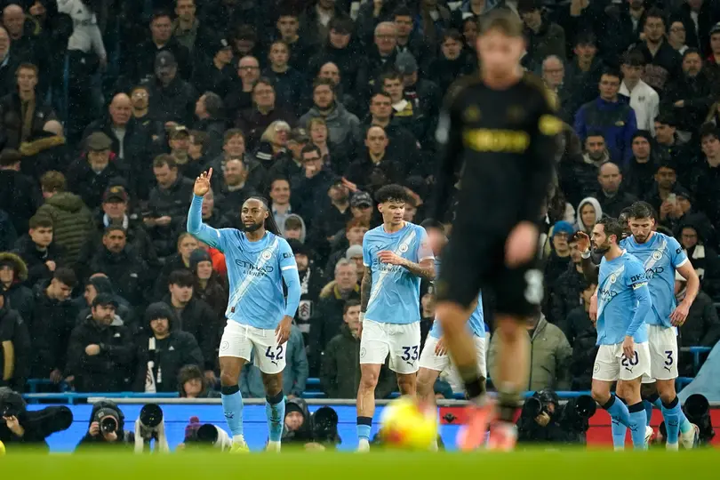 Jugadores de los Citizens celebran con Antoine Semenyo por su gol en Fulham | AP
