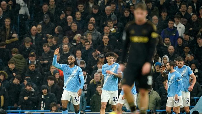 Jugadores de los Citizens celebran con Antoine Semenyo por su gol en Fulham | AP