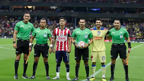 César Ramos Palazuelos y el cuerpo arbitral en el inicio del Clásico Nacional en las Semifinales del Clausura 2024 | MEXSPORT