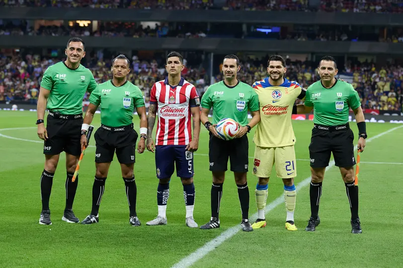 César Ramos Palazuelos y el cuerpo arbitral en el inicio del Clásico Nacional en las Semifinales del Clausura 2024 | MEXSPORT