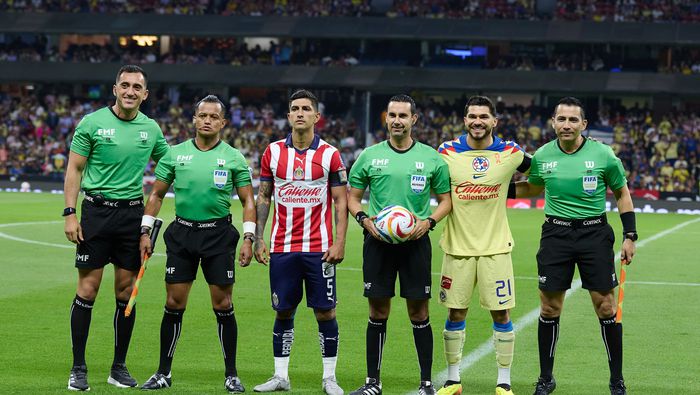 César Ramos Palazuelos y el cuerpo arbitral en el inicio del Clásico Nacional en las Semifinales del Clausura 2024 | MEXSPORT
