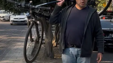 El docente señaló que el ataque no solo fue físico, sino que también resultó en daños a su bicicleta personal. / x: @hellcodex